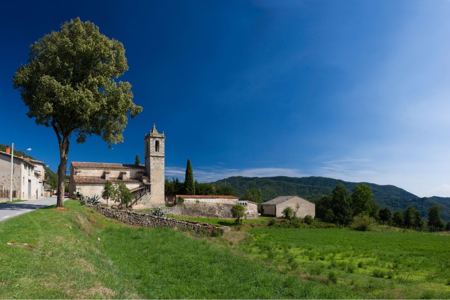 Santa Maria de Besora va anar creixent a prop de l’antic camí de Vidrà i el 1798 es va segregar de Sant Quirze