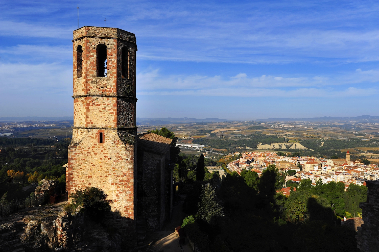 La vella església de Sant Pere domina els vestigis del castell de Gelida i ofereix una vista excel·lent de la població des del sud