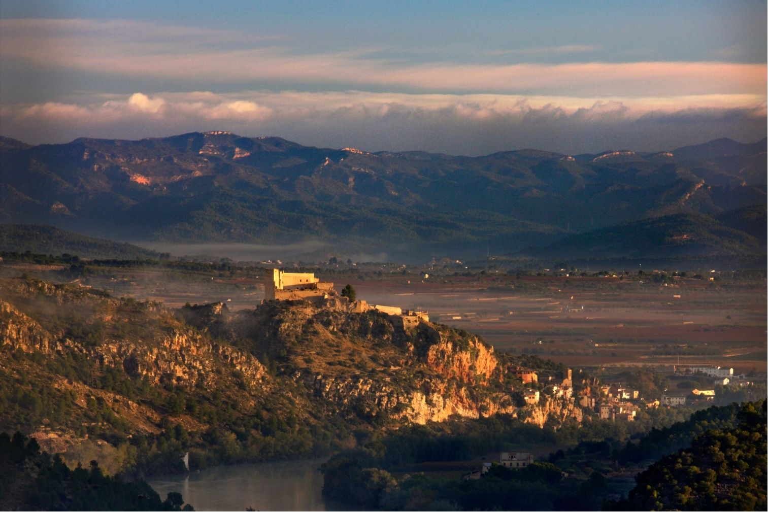 Per la seva situació estratègica, Miravet, juntament amb Siurana, al Priorat, van ser els últims reductes del poder islàmic en terres del Principat