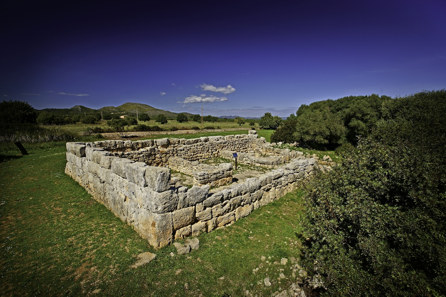 Als voltants d'Artà, el poblat de ses Païsses conserva una espectacular muralla ciclòpia