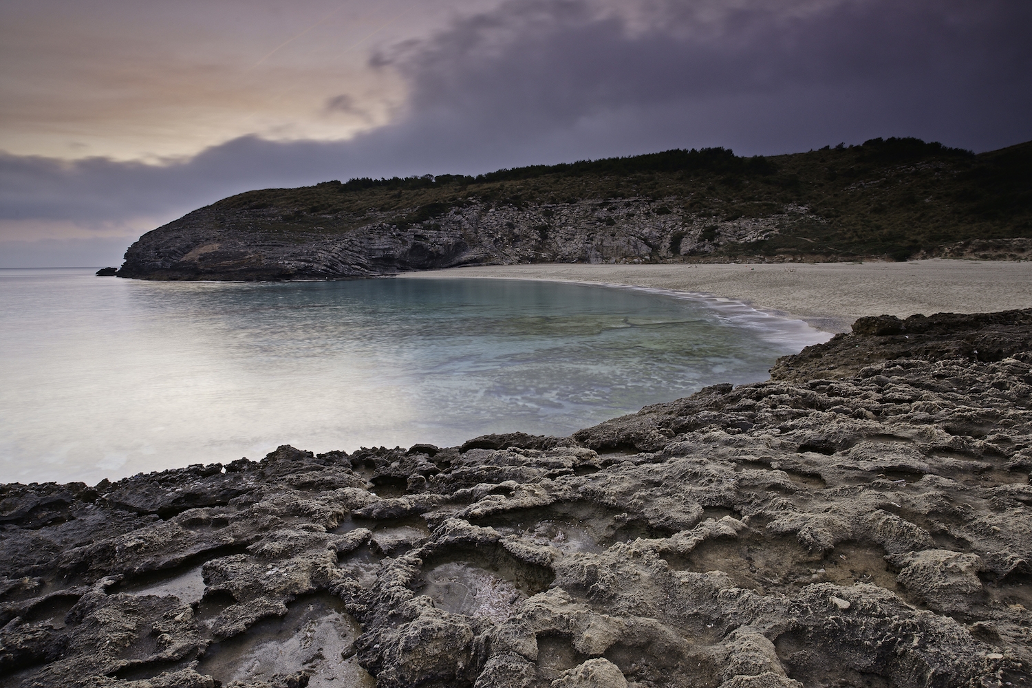 La cala Torta és una cala ampla i profunda