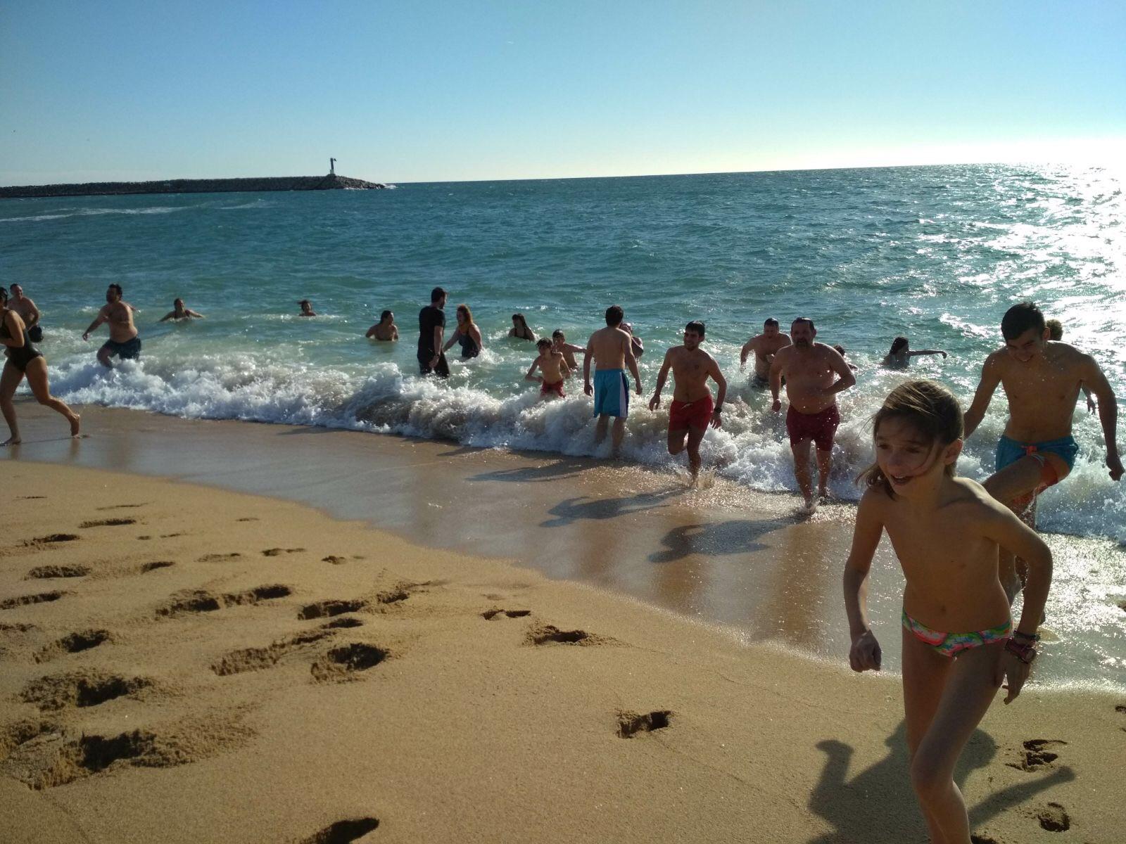 El primer bany de l'any a Arenys de Mar