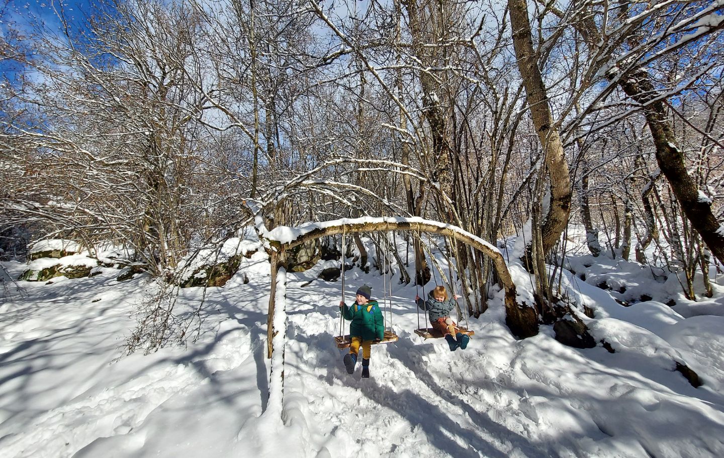 Els gronxadors del Camí de la Bruixa de Tredòs, ben nevats