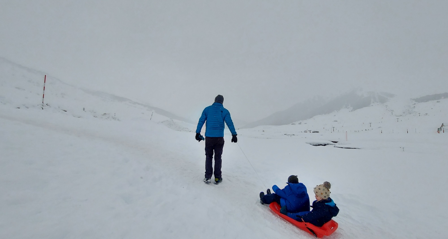 En trineu entre la boira i la neu de pla de Beret