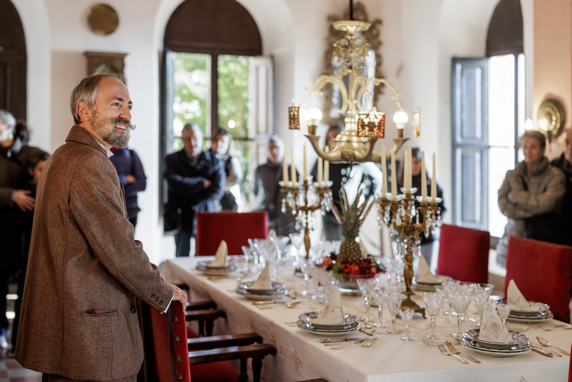 Un dels moments de la visita teatralitzada al monestir d'Escornalbou protagonitzada per Eduard Toda en el dinar de Nadal