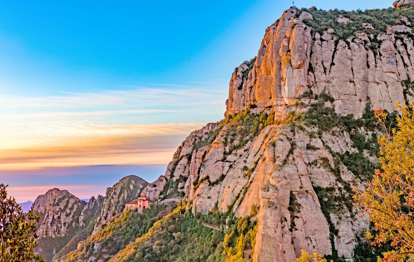 Els primers raigs de sol il·luminen la Santa Cova