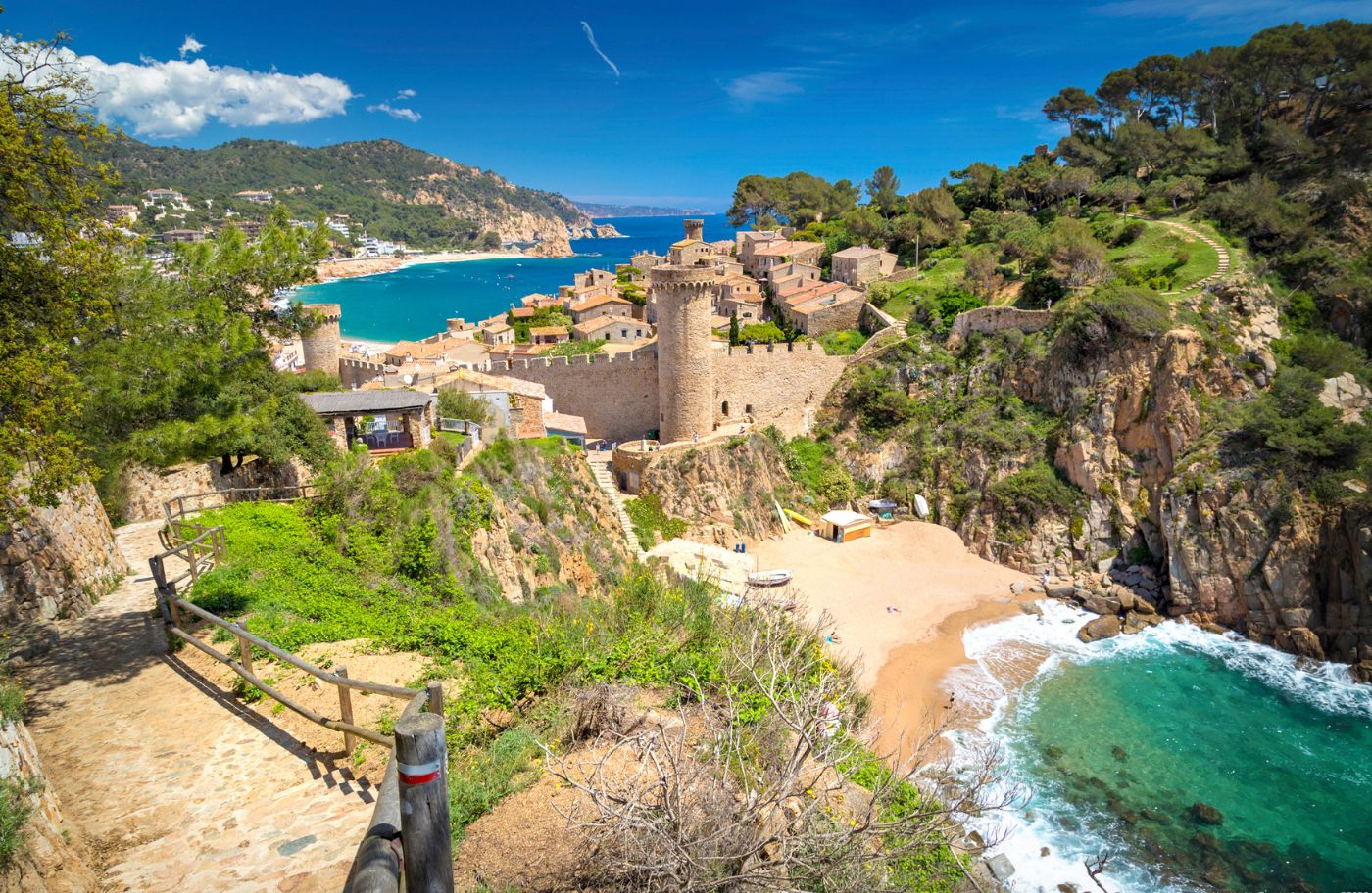 Vistes de les muralles de Tossa de mar des del camí de ronda