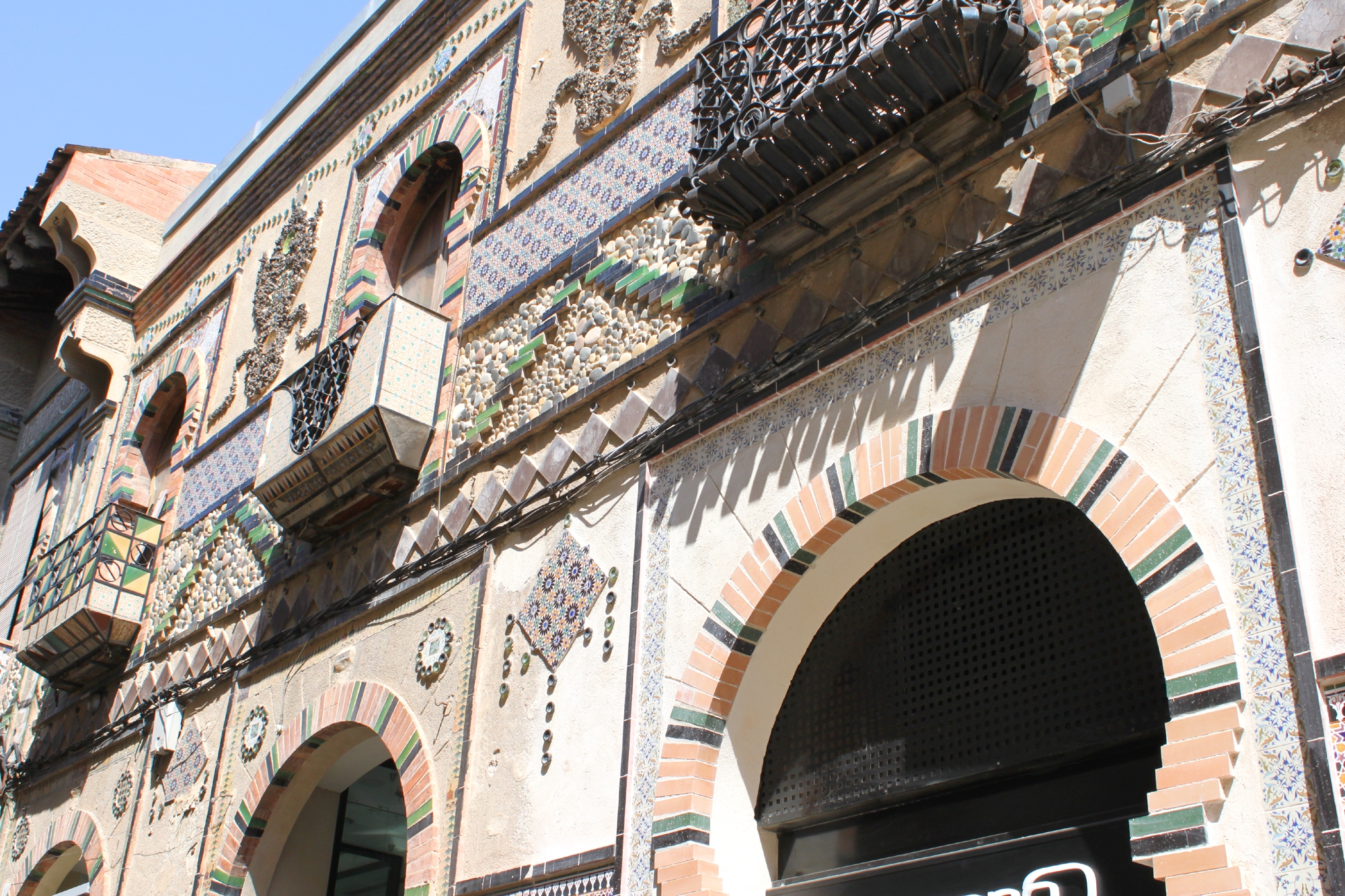 Sorprenent façana de la Casa Càrcer al carrer de Santa Anna