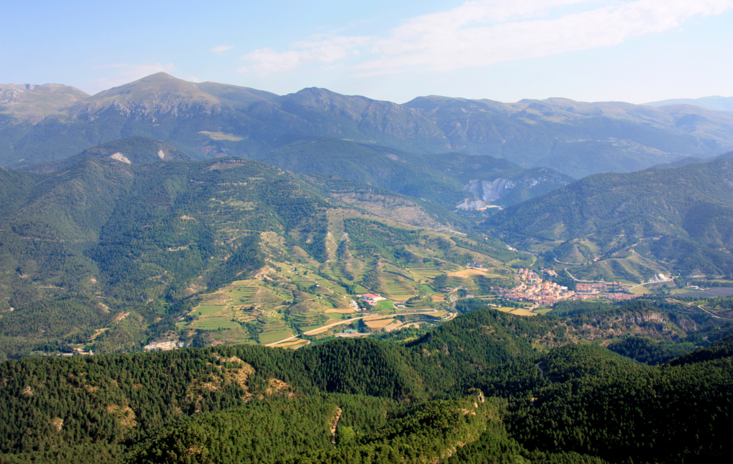 Val la pena baixar de la bicicleta per gaudir del patrimoni i la natura que abraça el Catllaràs